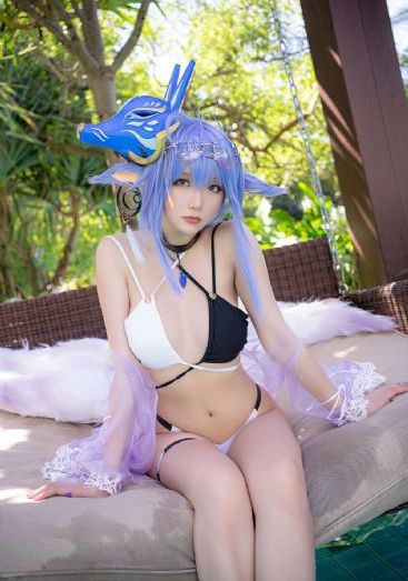 小受在公交车被八个男人强